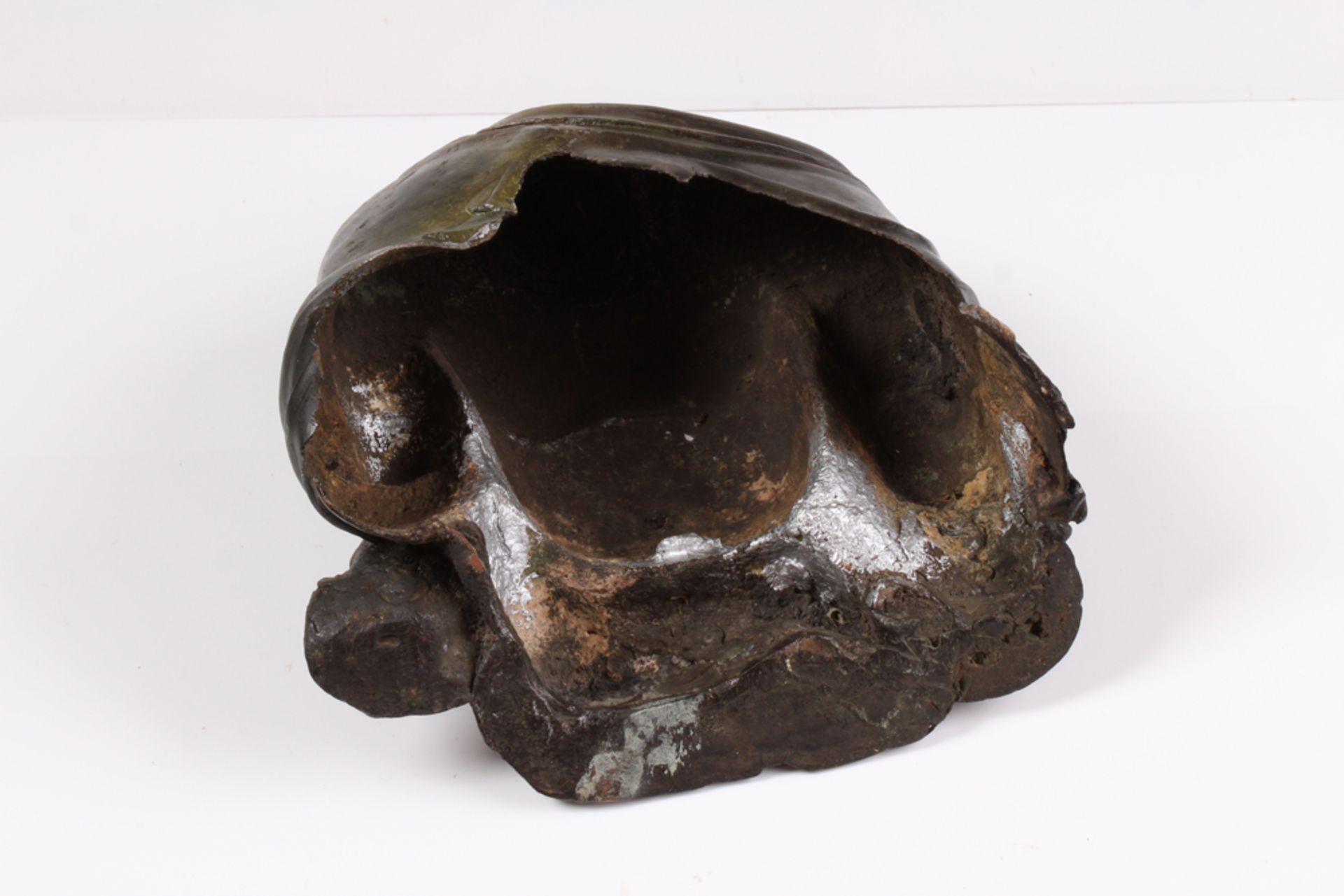 Buddha. China, 19. Jh. Bronze. Sitzende Figur. H: 22 x 24,5 cm. Rückseitig Ausbrüche. - Bild 6 aus 6