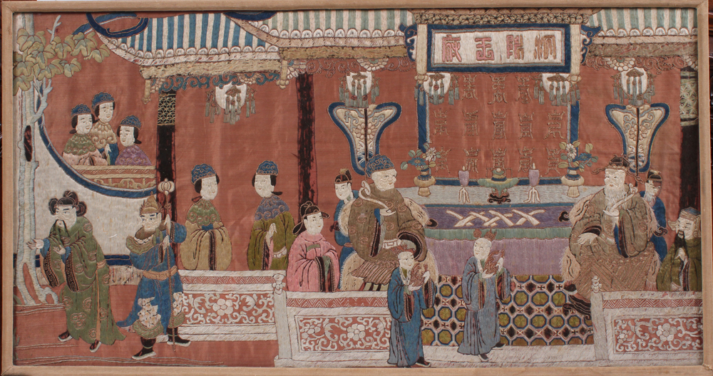 China. 19. Jh. Darstellung einer höfischen Gesellschaft. Textile Stickerei aus Wolle und Sei