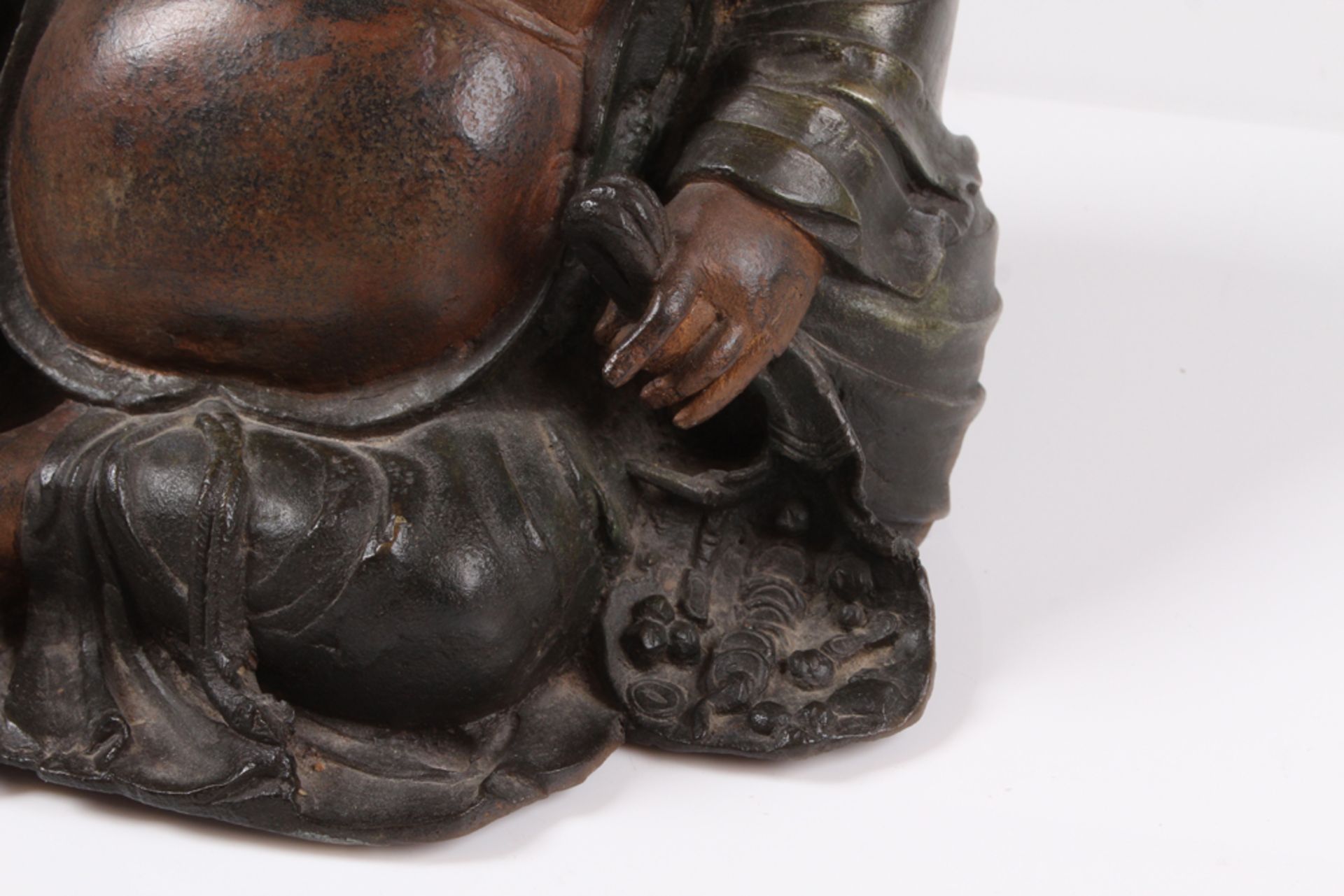 Buddha. China, 19. Jh. Bronze. Sitzende Figur. H: 22 x 24,5 cm. Rückseitig Ausbrüche. - Bild 2 aus 6