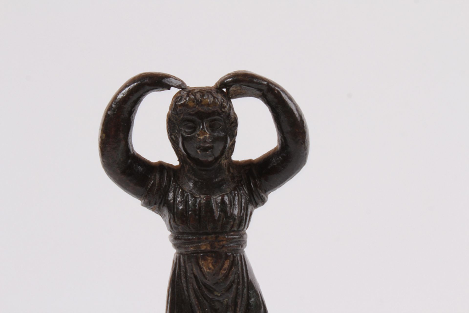 Bronzefigur. 17./18. Jh. Bronze patiniert. Stehende Figur mit erhobenen Händen. Holzsockel. - Bild 3 aus 3