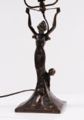 Tischlampe. Jugendstil. Messing. Rechteckiger Sockel mit aufsteigender weiblicher Figur und