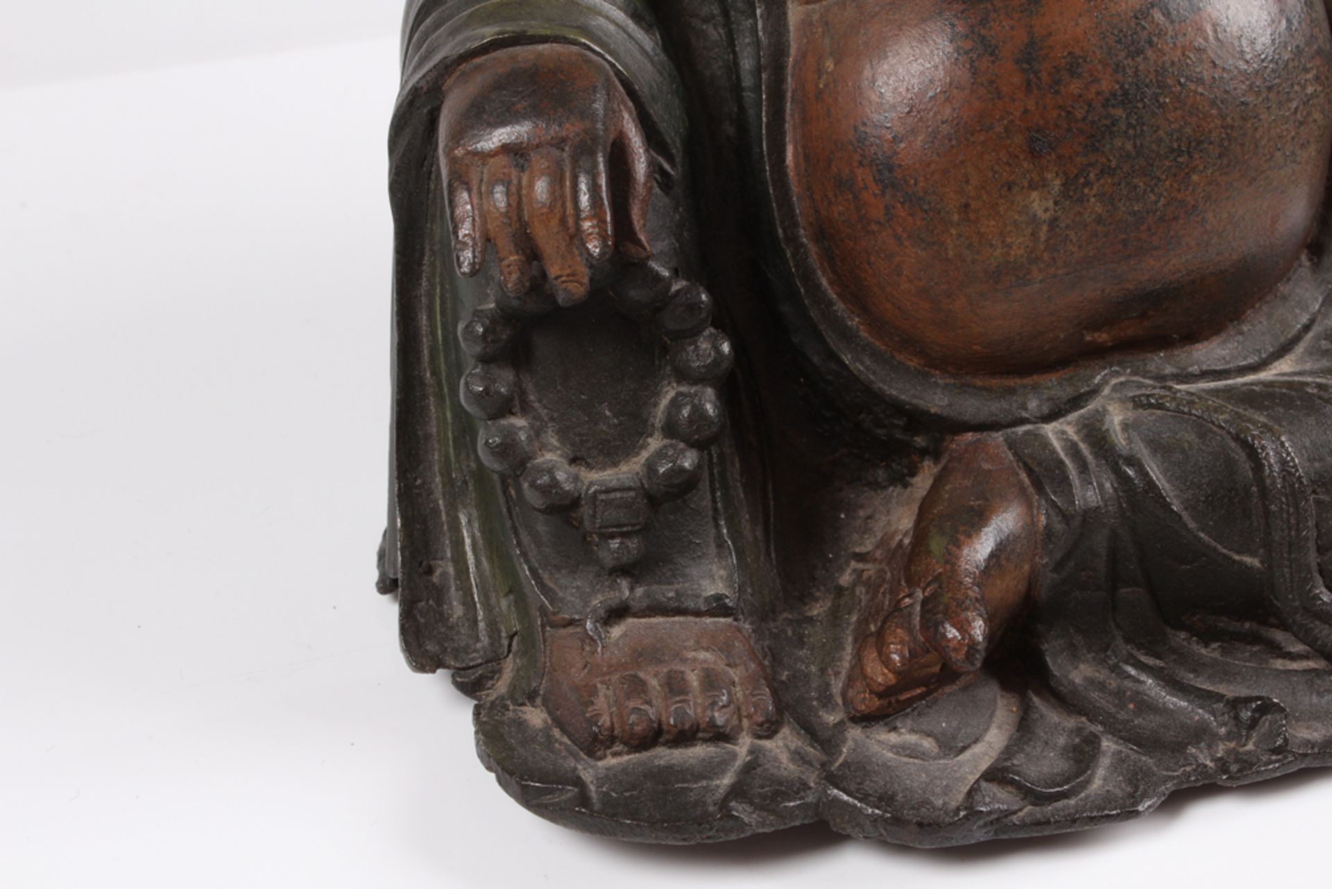 Buddha. China, 19. Jh. Bronze. Sitzende Figur. H: 22 x 24,5 cm. Rückseitig Ausbrüche. - Bild 3 aus 6