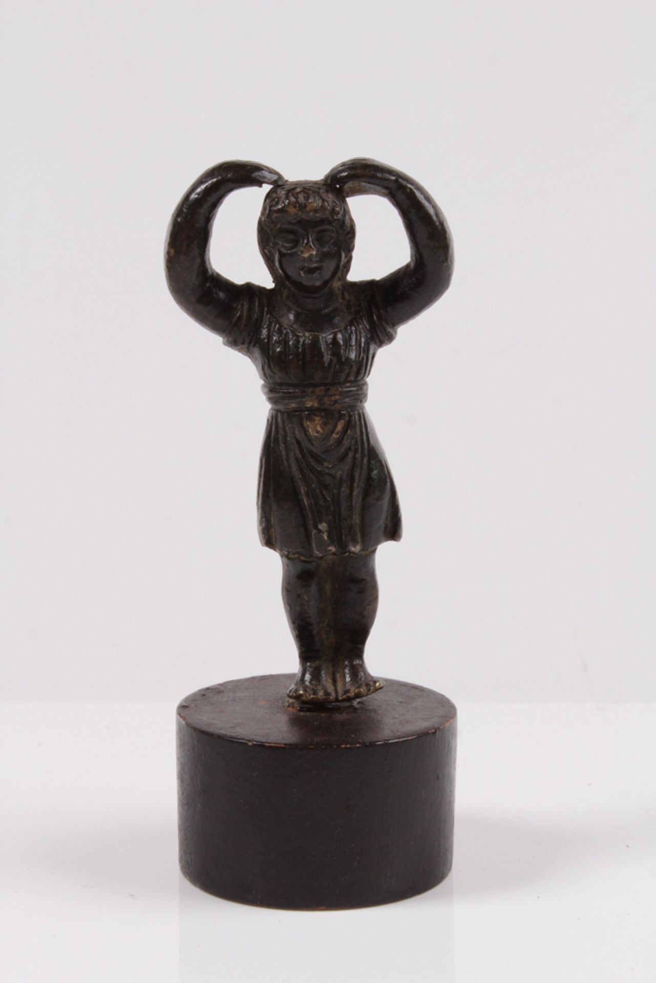 Bronzefigur. 17./18. Jh. Bronze patiniert. Stehende Figur mit erhobenen Händen. Holzsockel.