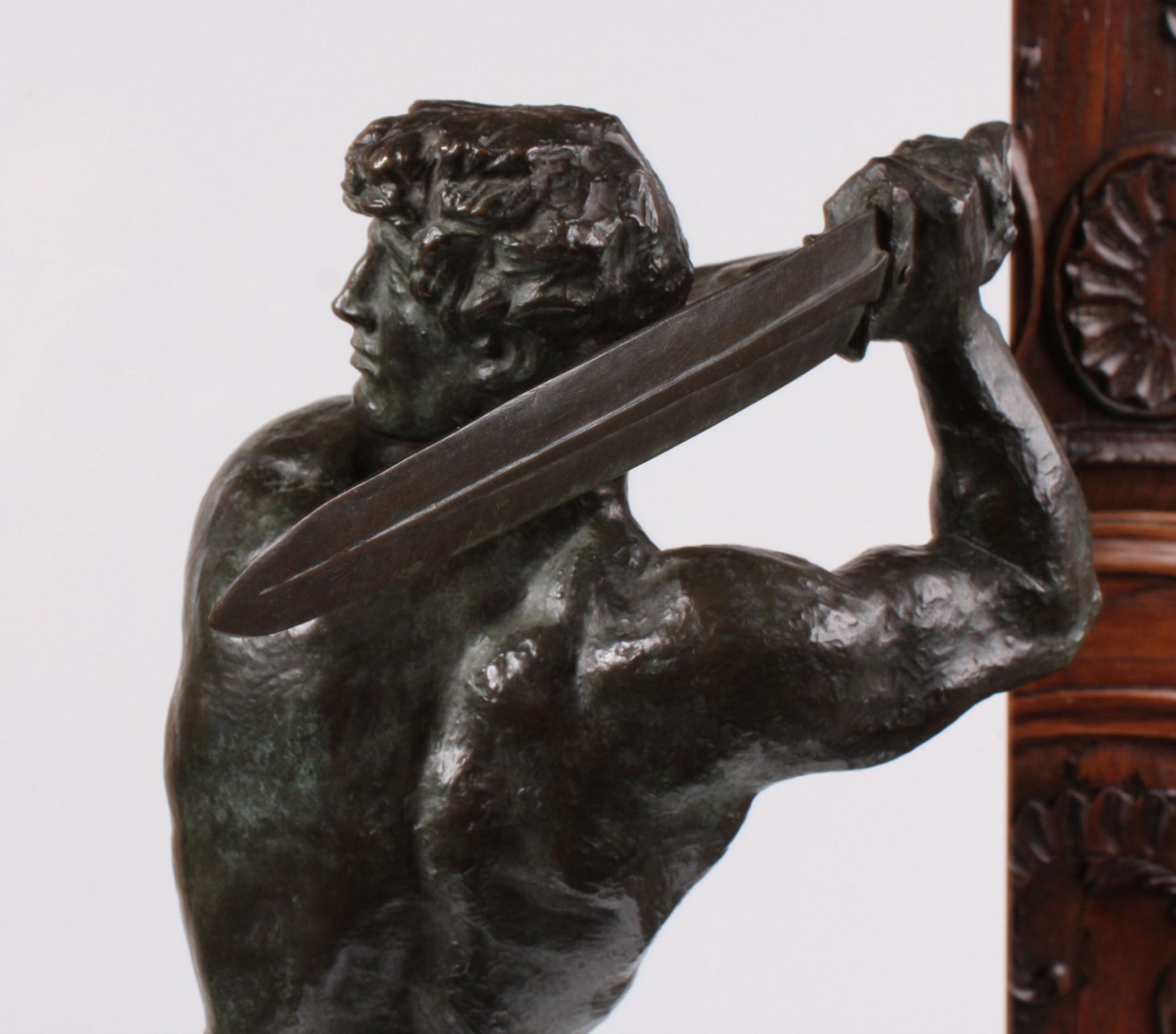 Franz von Stuck. Tettenweis 1863-1928 München. "FEINDE RINGSUM" Bronze, dunkelbraun patinier - Bild 5 aus 13