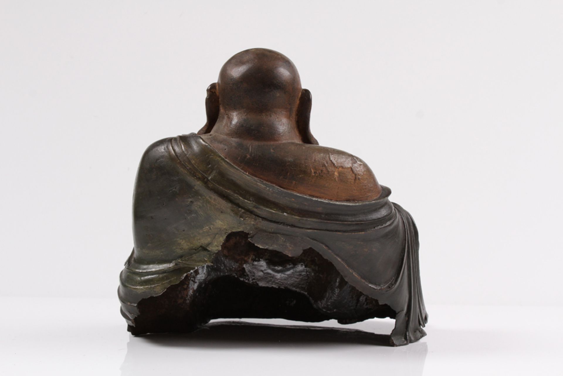 Buddha. China, 19. Jh. Bronze. Sitzende Figur. H: 22 x 24,5 cm. Rückseitig Ausbrüche. - Bild 5 aus 6