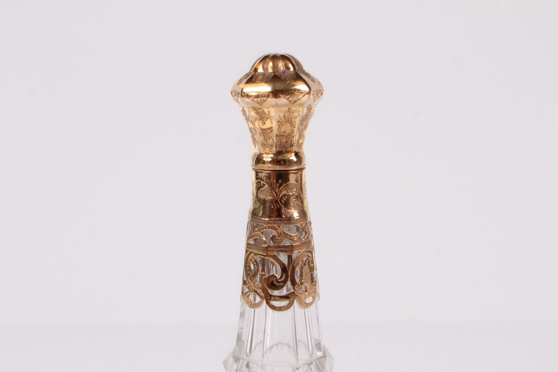 Parfüm-Flakon. 19. Jh. Kristallglas, facettiert. Glasstöppel. Goldmanschette mit Scharnieru - Image 2 of 3