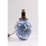 Tischlampe. Delft, 18. Jh. Porzellanlampenfuß mit Chinoiserien-Dekor. Elektrifiziert. H: 26