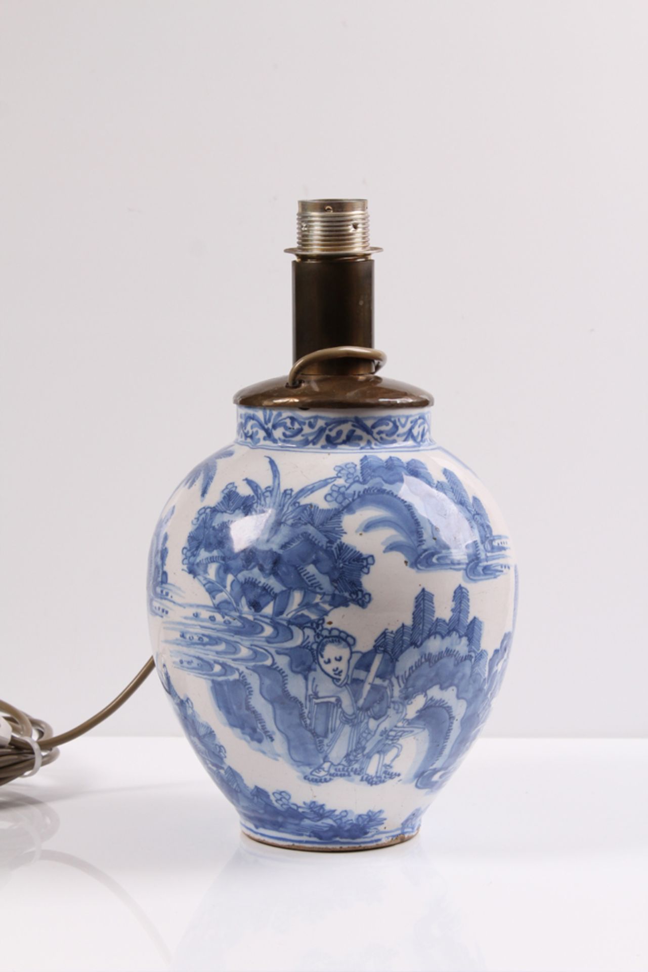 Tischlampe. Delft, 18. Jh. Porzellanlampenfuß mit Chinoiserien-Dekor. Elektrifiziert. H: 26