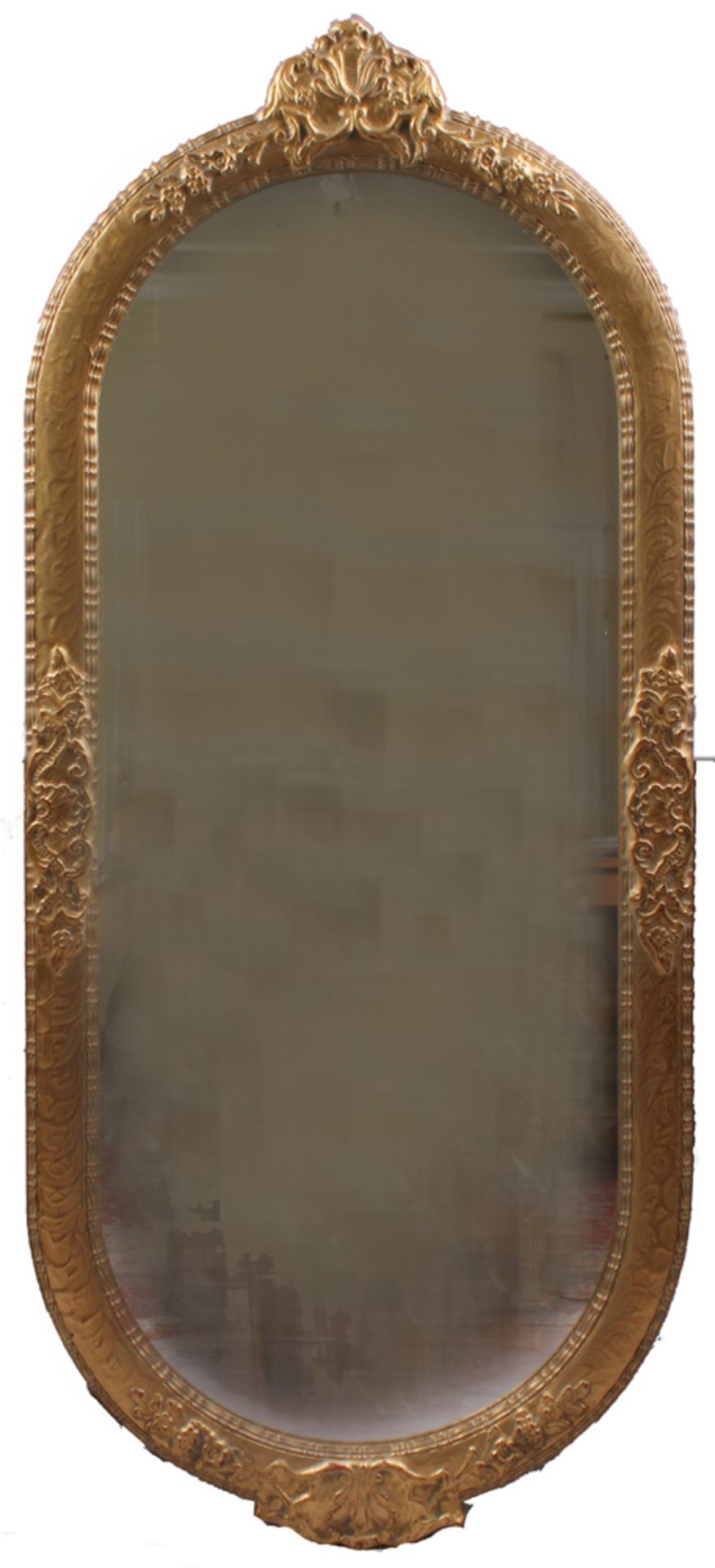 Großer Wandspiegel. Holzrahmen mit Stuck. H: 138 x 62 cm.