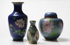 Drei Cloisonné Vasen. China. Farbiger Emaildekor. Verschiedene Größen. H: bis 20,5 cm.