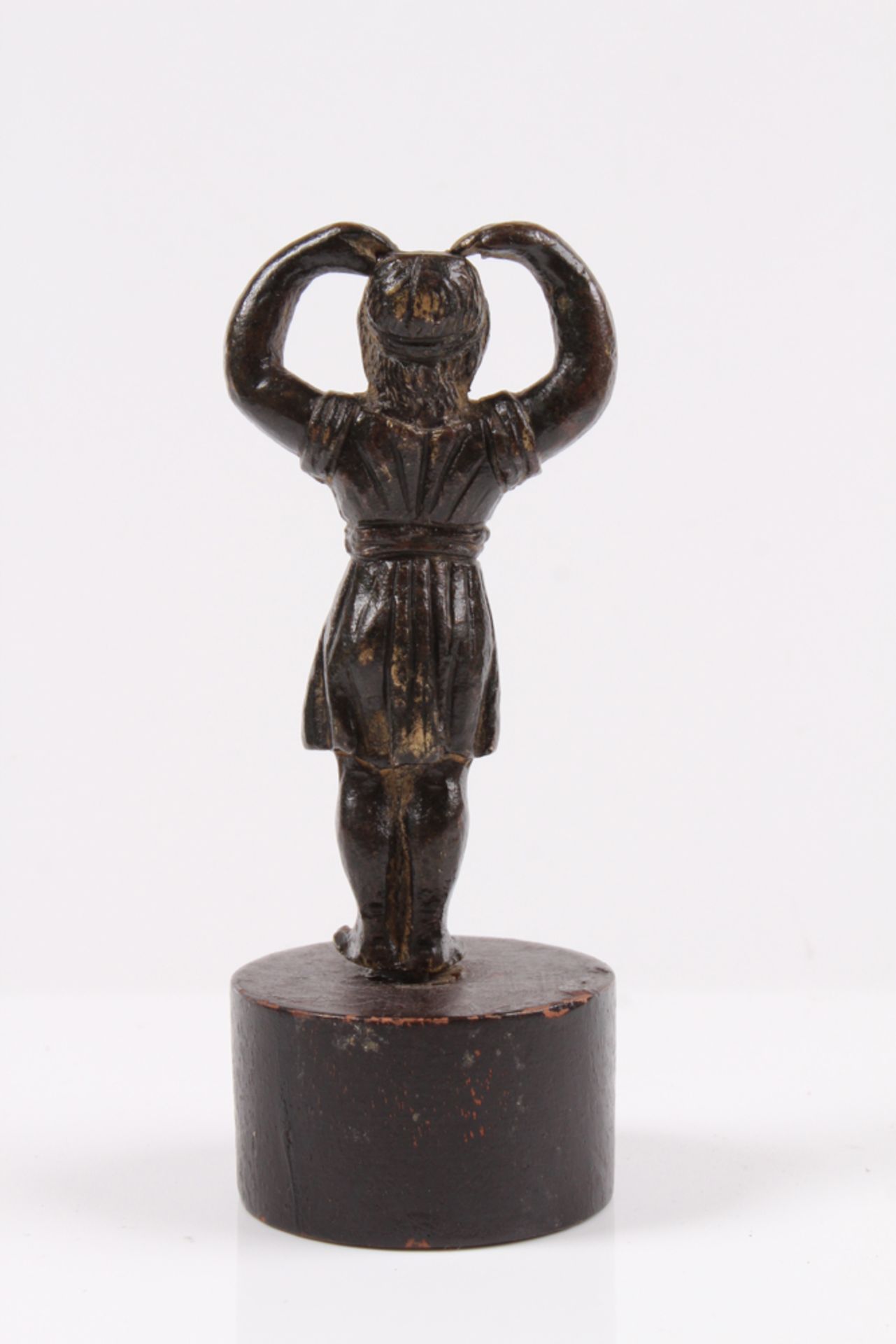 Bronzefigur. 17./18. Jh. Bronze patiniert. Stehende Figur mit erhobenen Händen. Holzsockel. - Bild 2 aus 3