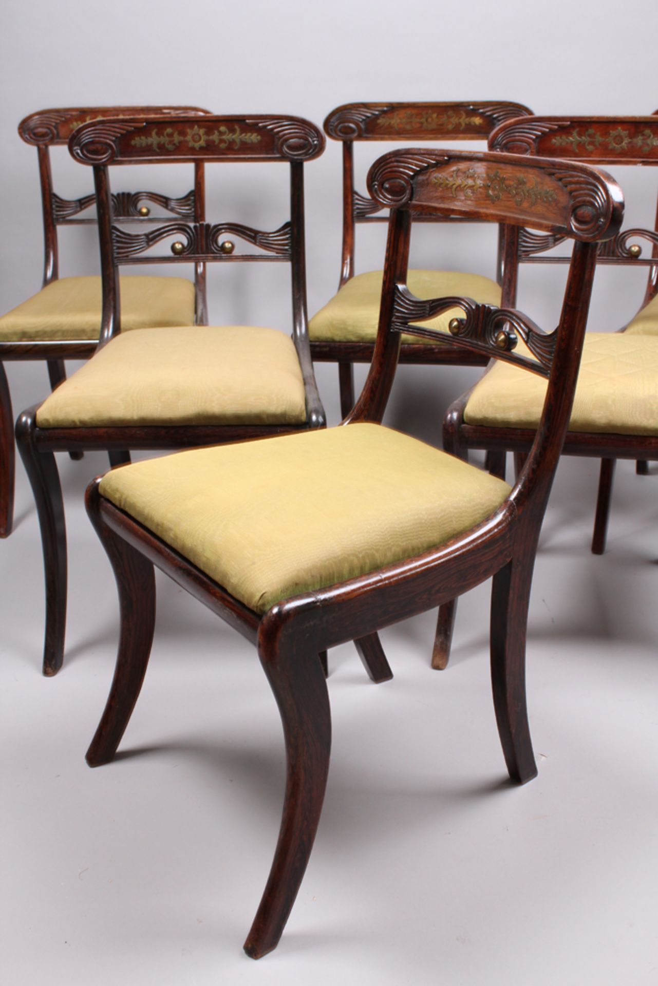 Suite von sechs Stühlen. England, 19. Jh. Palisanderholz. Trapezförmiger Rahmen, Säbelbein - Image 3 of 4
