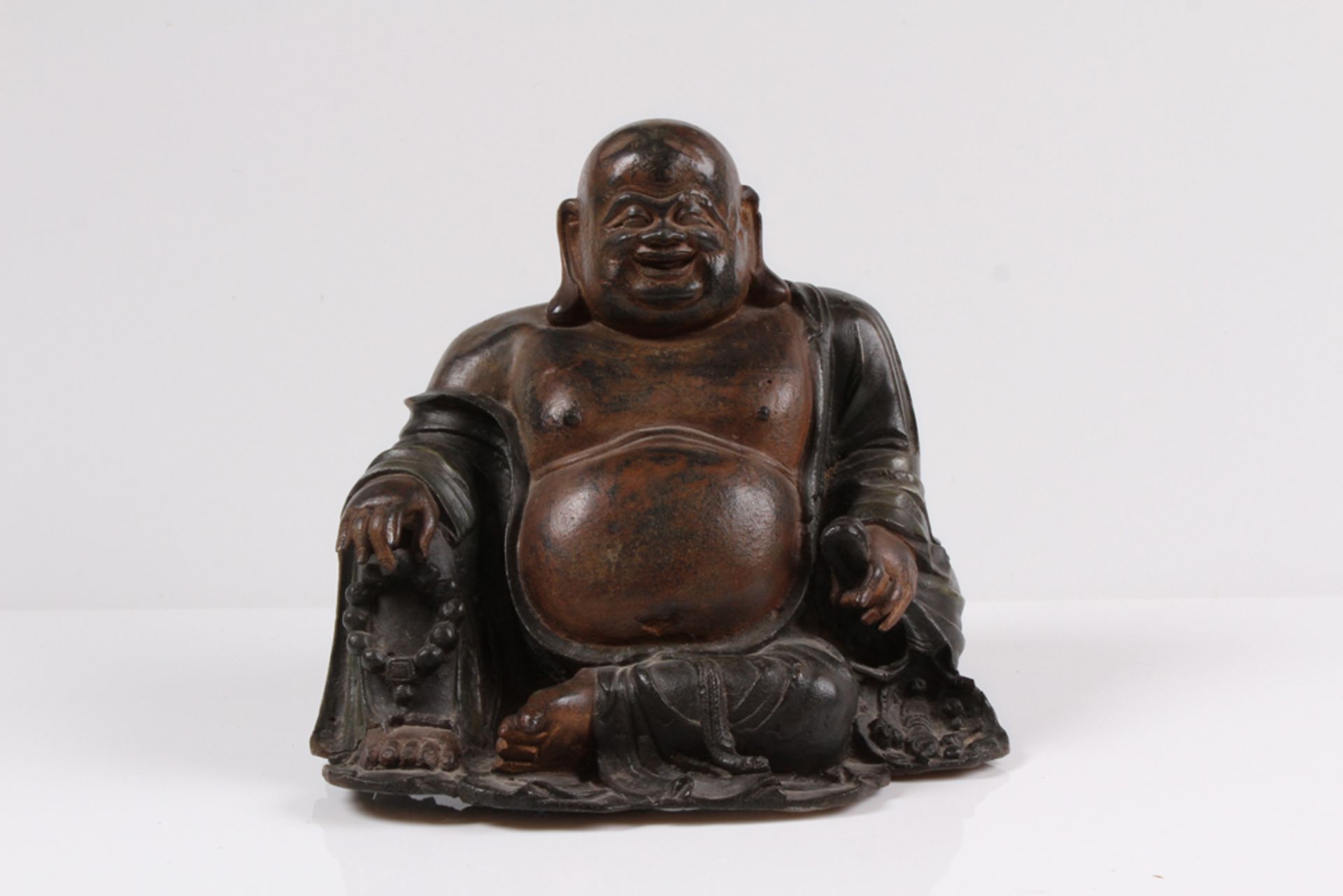 Buddha. China, 19. Jh. Bronze. Sitzende Figur. H: 22 x 24,5 cm. Rückseitig Ausbrüche.