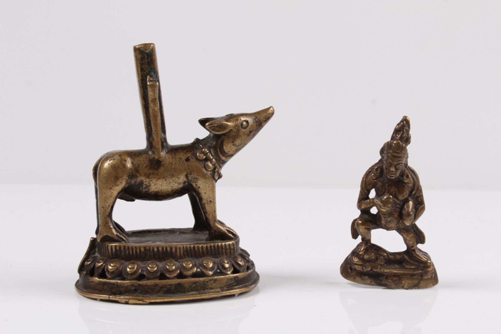 Bronzehund. China, 18. Jh. Auf ovalem Sockel stehender Hund, dazu kleine asiatische Figur. H - Image 2 of 4