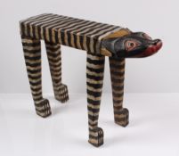 Hocker. 20. Jh. Holz. In Form einer Katze, farbig bemalt. H: 38 x 51 cm.