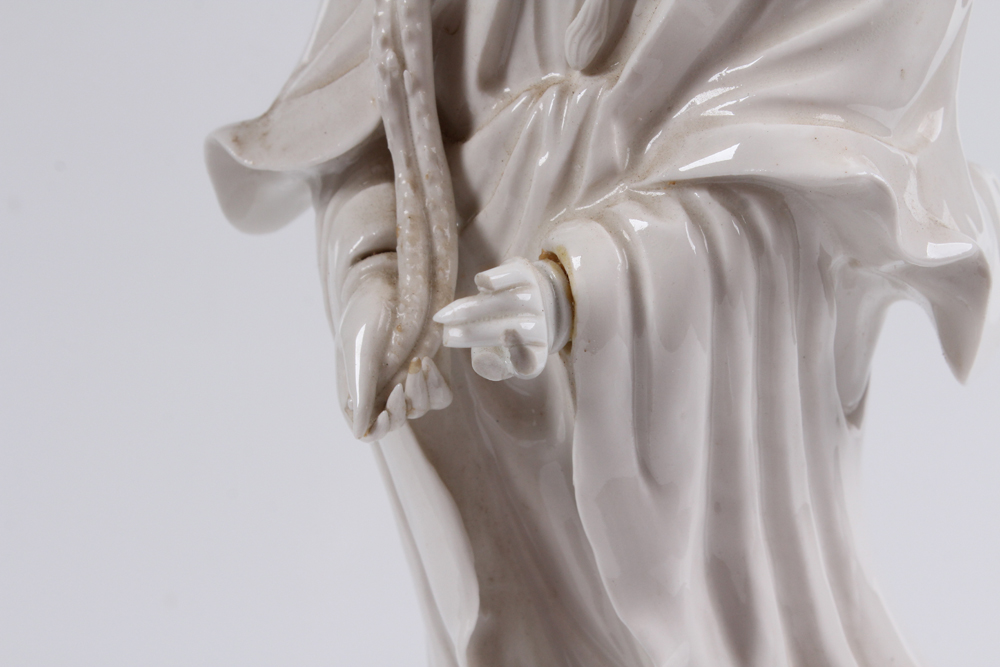 Porzellanfigur. China, 20. Jh. Blanc-de-Chine Figur des Guanyin. Stehende Gottheit mit langem - Image 6 of 6