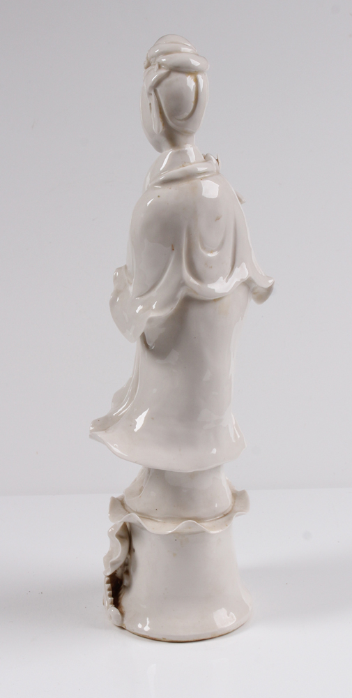 Porzellanfigur. China, 20. Jh. Blanc-de-Chine Figur des Guanyin. Stehende Gottheit mit langem - Image 2 of 6