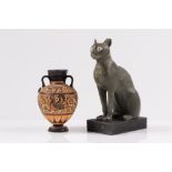 Ägyptische Katze. Kopie der Gottheit Bastet. H: 23,5 cm. Dazu Kopie einer griechischen Ampho
