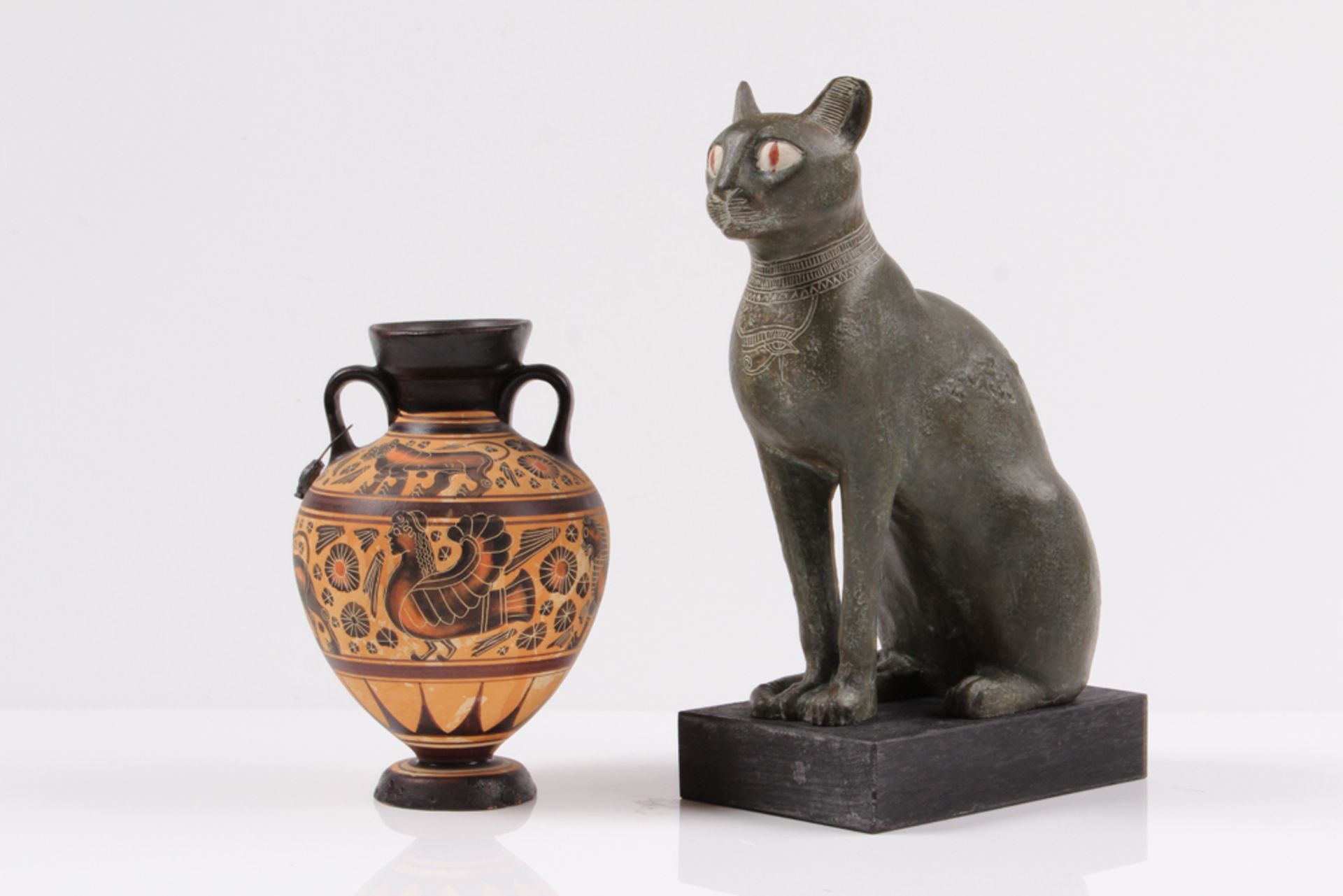 Ägyptische Katze. Kopie der Gottheit Bastet. H: 23,5 cm. Dazu Kopie einer griechischen Ampho