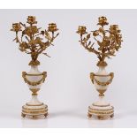 Paar Girandolen. Frankreich, 19. Jh. Marmorvasen auf rundem Sockel mit eingesteckten Blumenzw