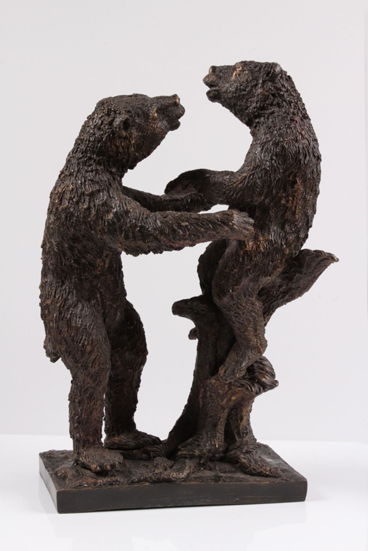 Skulptur. Bären. 20. Jh. Bronze patiniert. Rechteckiger Sockel mit Baumstumpf, darauf spiele