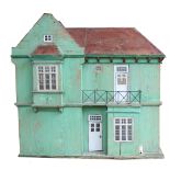 Großes Puppenhaus. Um 1900. Landhaus. Weichholz grün lasiert. Sechs verschieden große Räu