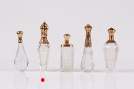Parfüm-Flakon. 19. Jh. Kristallglas konische Form. Glasstöppel. Goldmanschette mit Scharnie
