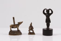 Bronzehund. China, 18. Jh. Auf ovalem Sockel stehender Hund, dazu kleine asiatische Figur. H