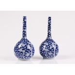 Paar Vasen. China, 20. Jh. Porzellan. Keulenform, auf blauem Grund Zweige mit Kirschblütende