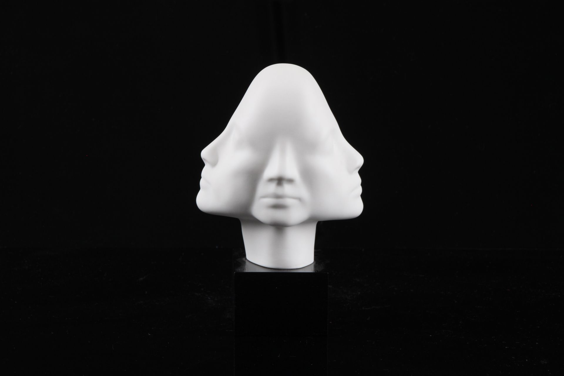 Skulptur. Vier Gesichter Kopf. - Bild 2 aus 2