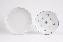 Zwei Platten. Meissen, um 1900. Blauer