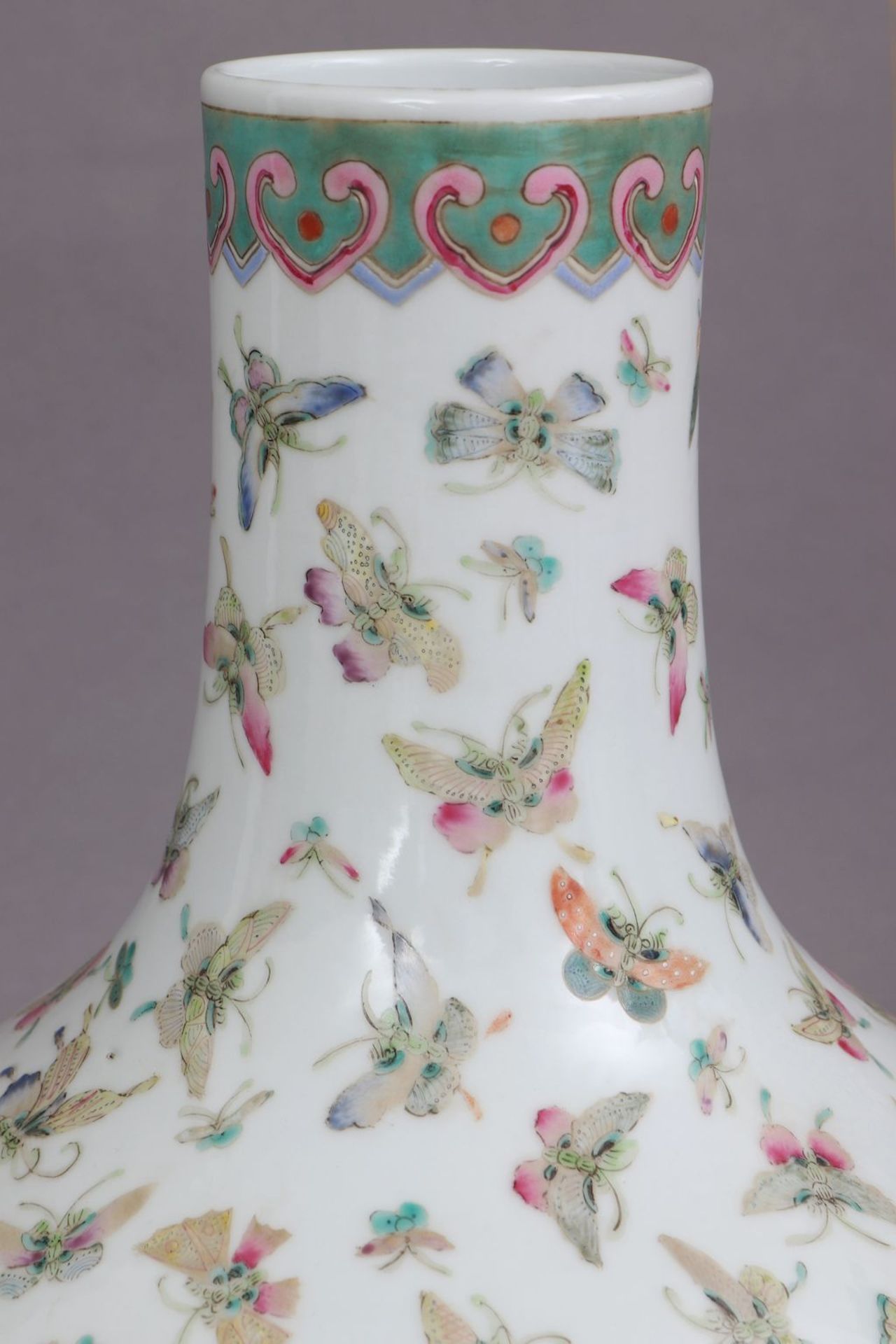 Chinesische Porzellanvase mit Schmetterlingsdekor - Bild 2 aus 5