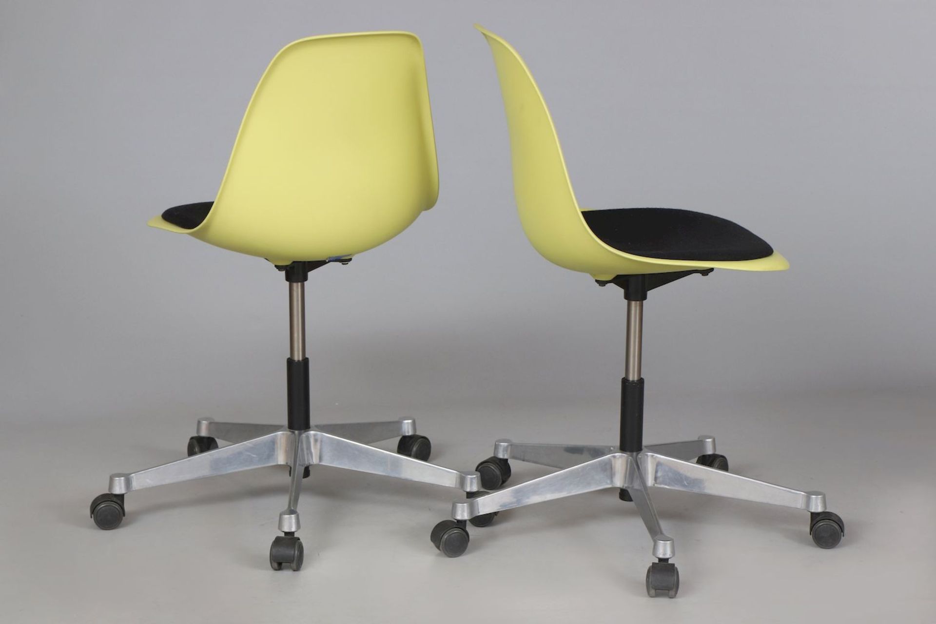 Paar VITRA Büro-Drehstühle ¨Eames Plastic Chair¨ (¨PSCC¨) - Bild 3 aus 5