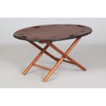 Sogenannter Tray-table (Tablett-Tisch) im englisch-maritimen Stil