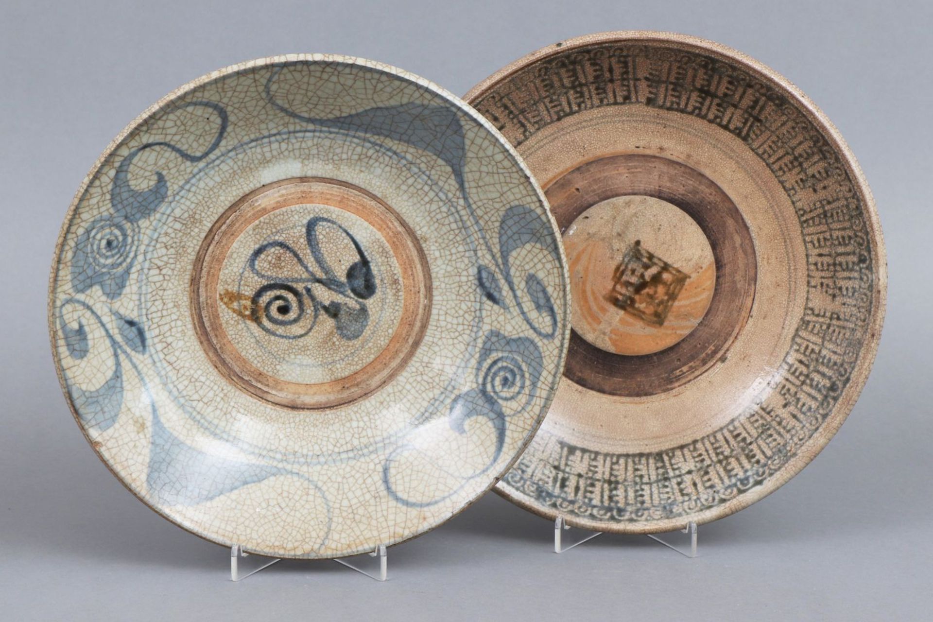 2 chinesische Teller der Ming Dynastie (1368-1644) für den südostasiatischen Markt
