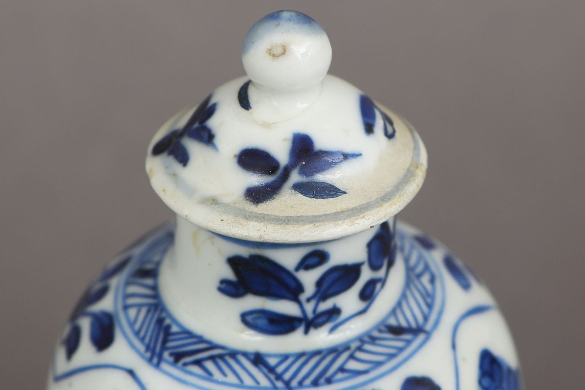 Chinesische Deckelvase mit Blaumalerei - Image 4 of 4