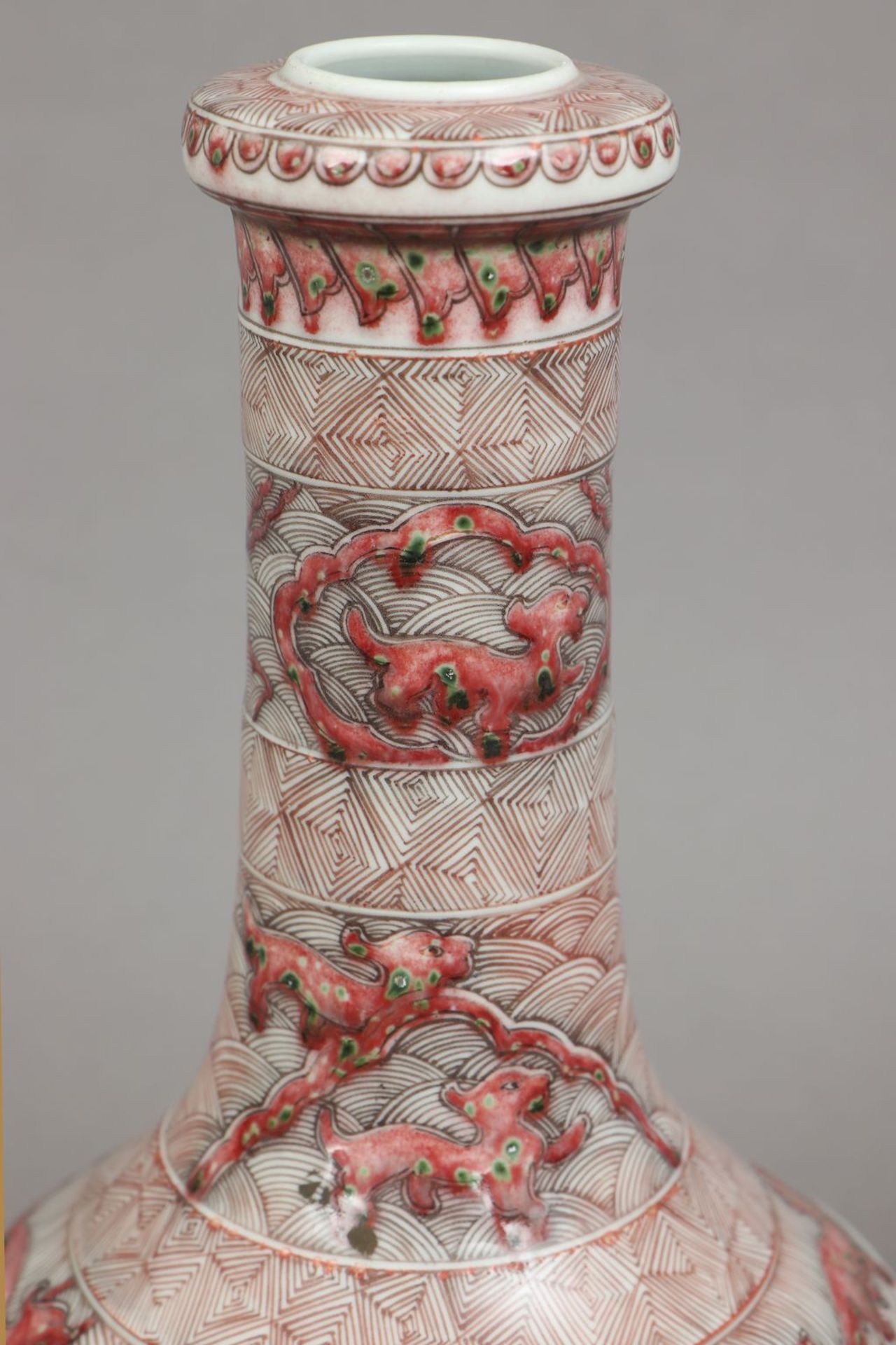Chinesische Porzellanvase mit korallenrotem Drachendekor - Bild 4 aus 5
