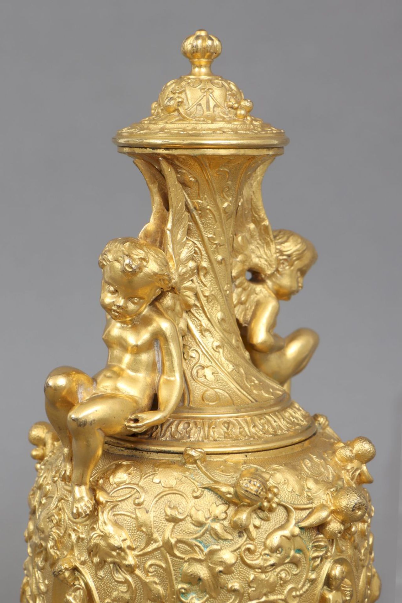 Vergoldete Neo-Renaissance Beisteller-Amphore - Bild 3 aus 3