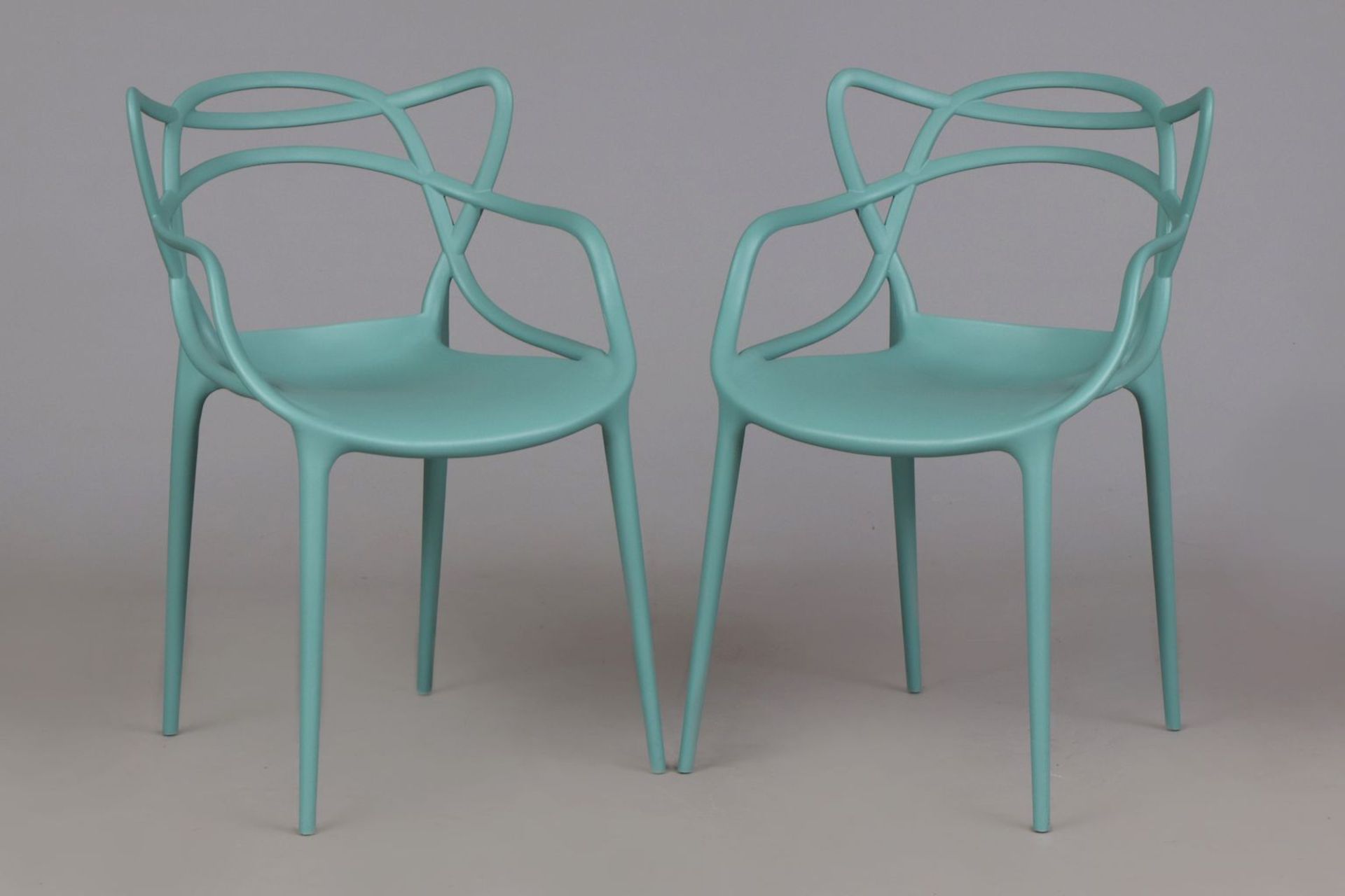 Paar Kunststoff Stühle nach einem Entwurf von Philippe Starck