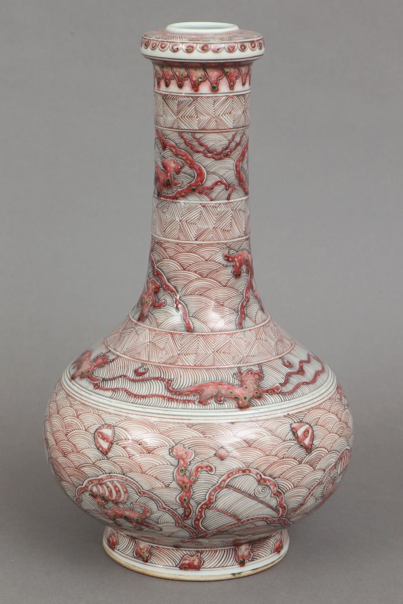 Chinesische Porzellanvase mit korallenrotem Drachendekor - Bild 2 aus 5