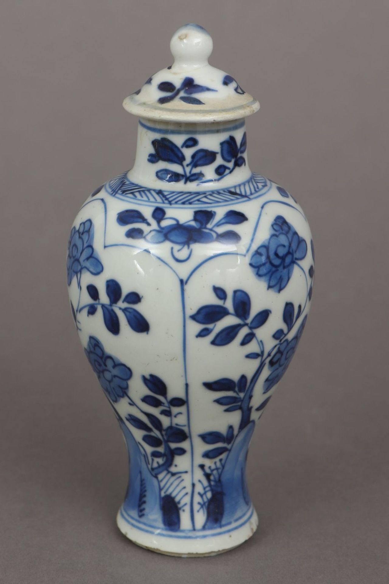 Chinesische Deckelvase mit Blaumalerei - Image 2 of 4