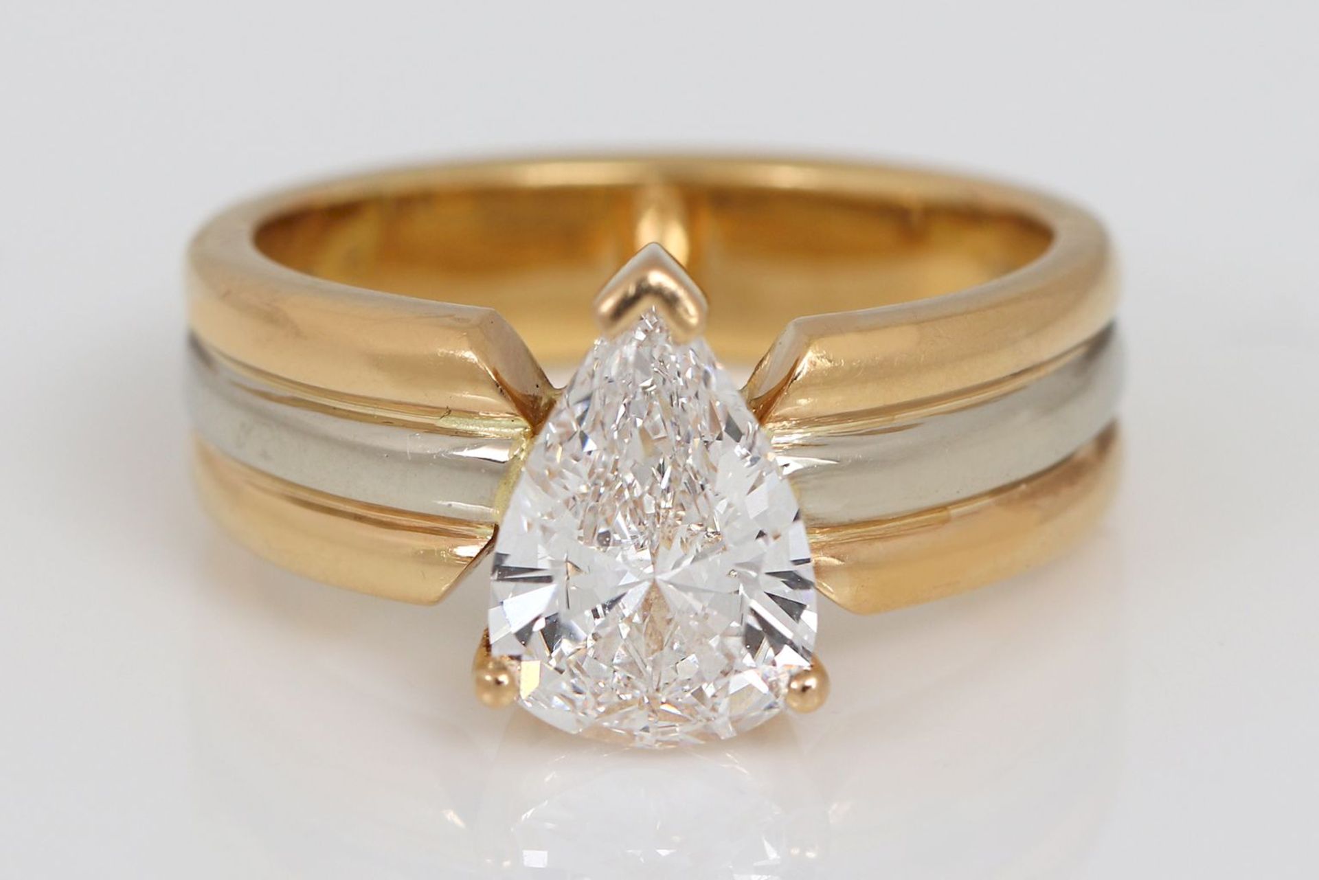 Ring mit tropfenförmigem Diamant