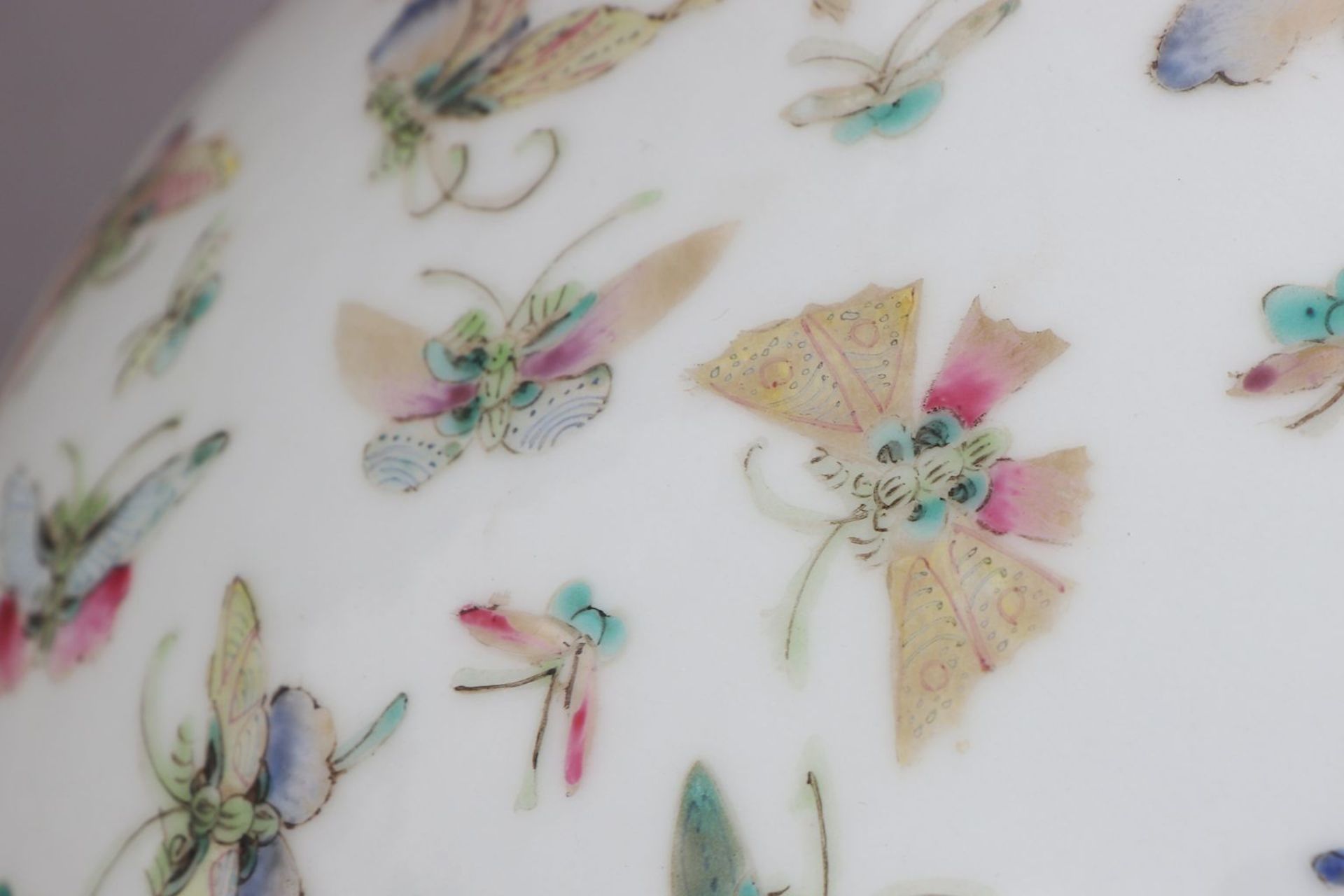 Chinesische Porzellanvase mit Schmetterlingsdekor - Bild 4 aus 5