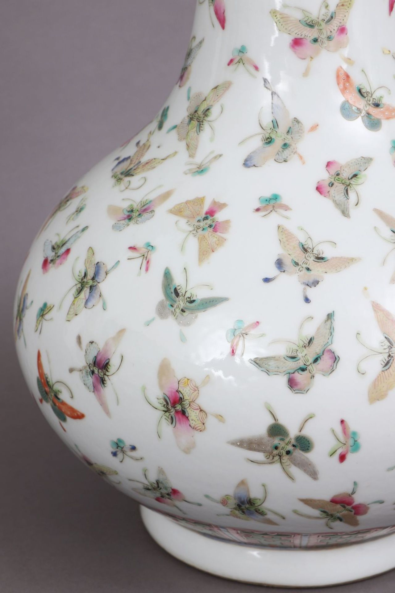 Chinesische Porzellanvase mit Schmetterlingsdekor - Bild 3 aus 5