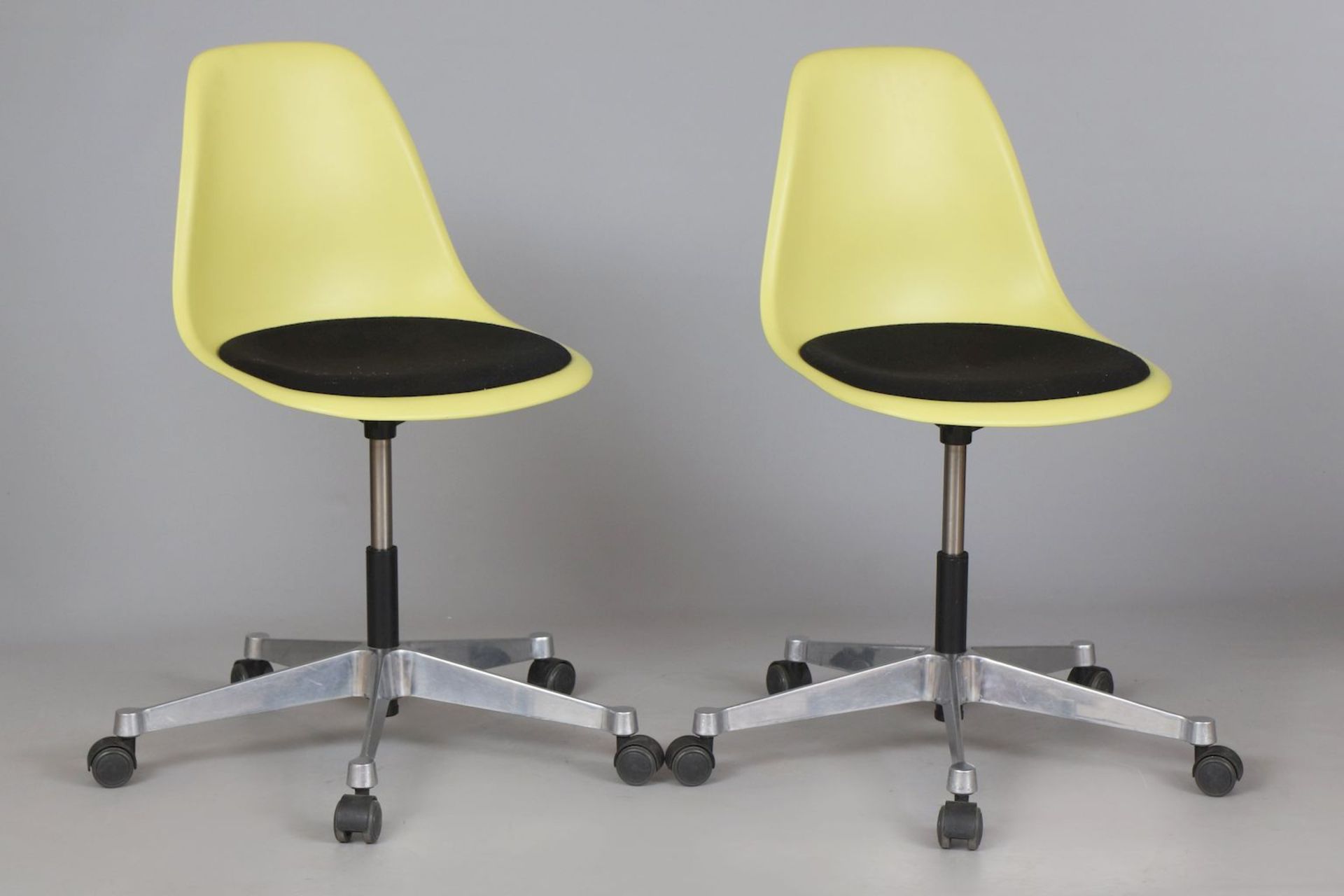 Paar VITRA Büro-Drehstühle ¨Eames Plastic Chair¨ (¨PSCC¨) - Bild 2 aus 5