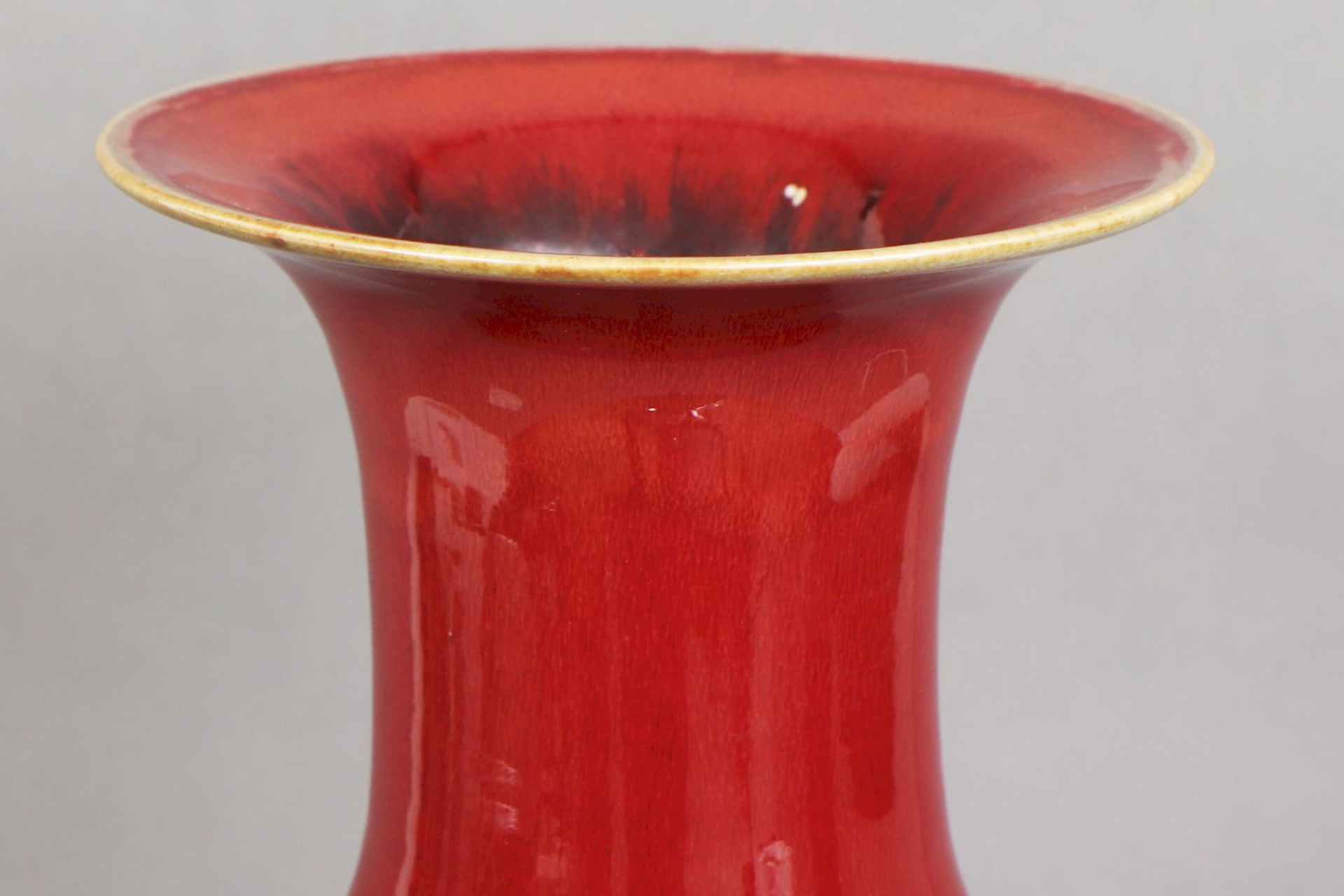 Große chinesische ¨sange-de-boeuf¨(Ochsenblut) Vase - Bild 2 aus 5