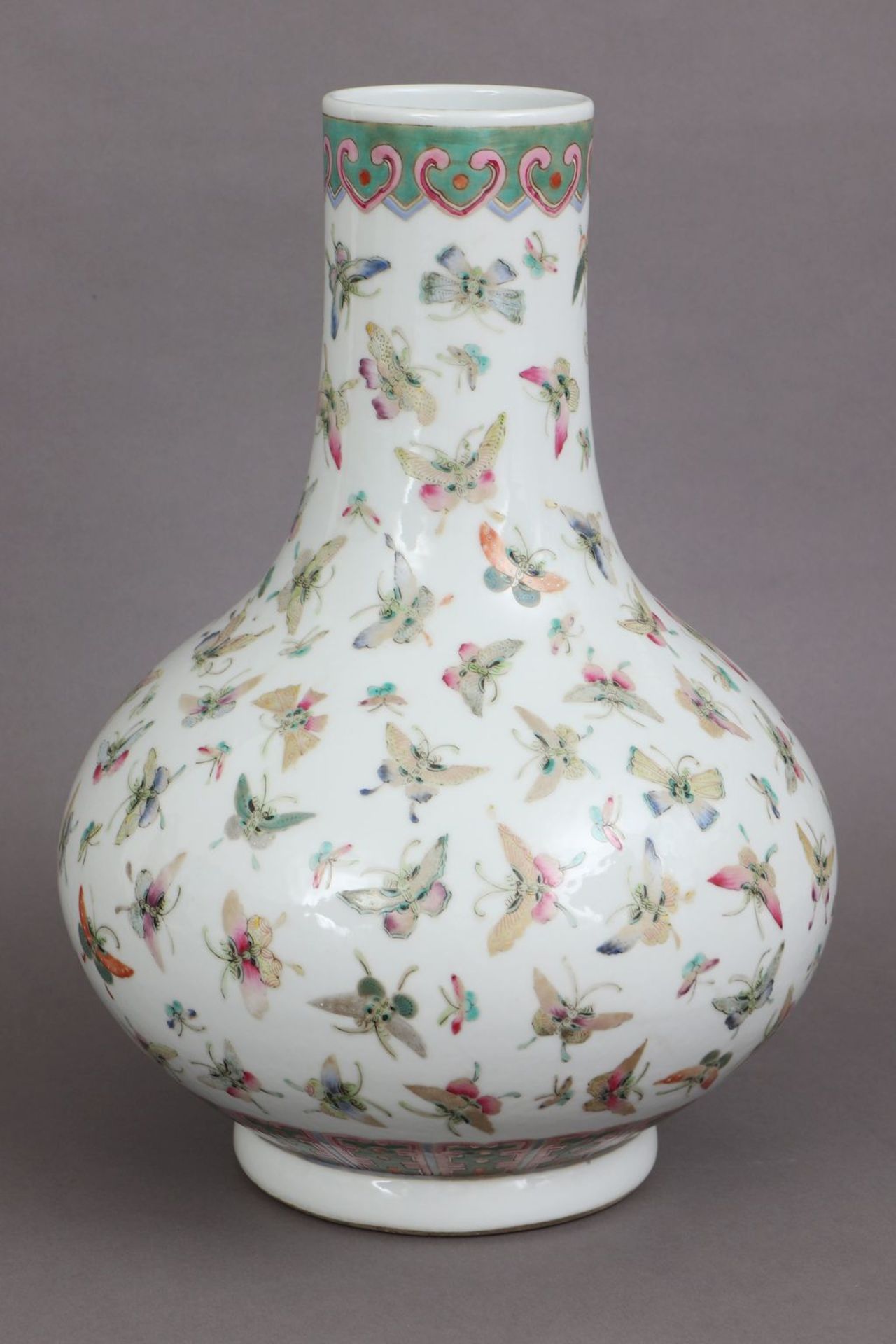 Chinesische Porzellanvase mit Schmetterlingsdekor