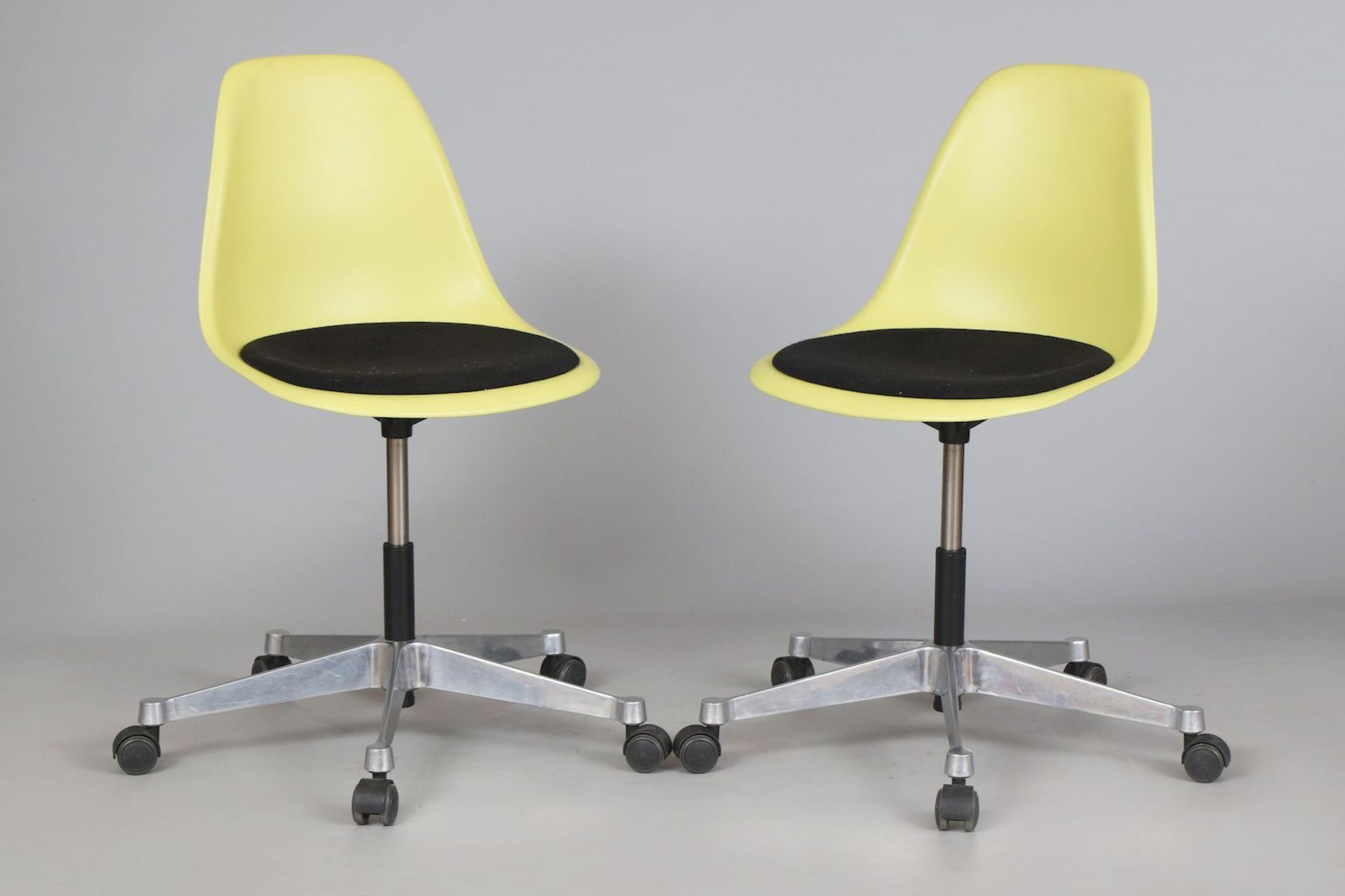 Paar VITRA Büro-Drehstühle ¨Eames Plastic Chair¨ (¨PSCC¨)