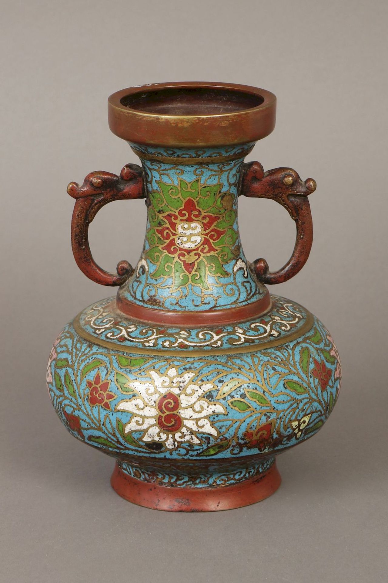 Chinesische Cloisonee-Vase im archaischen Stil
