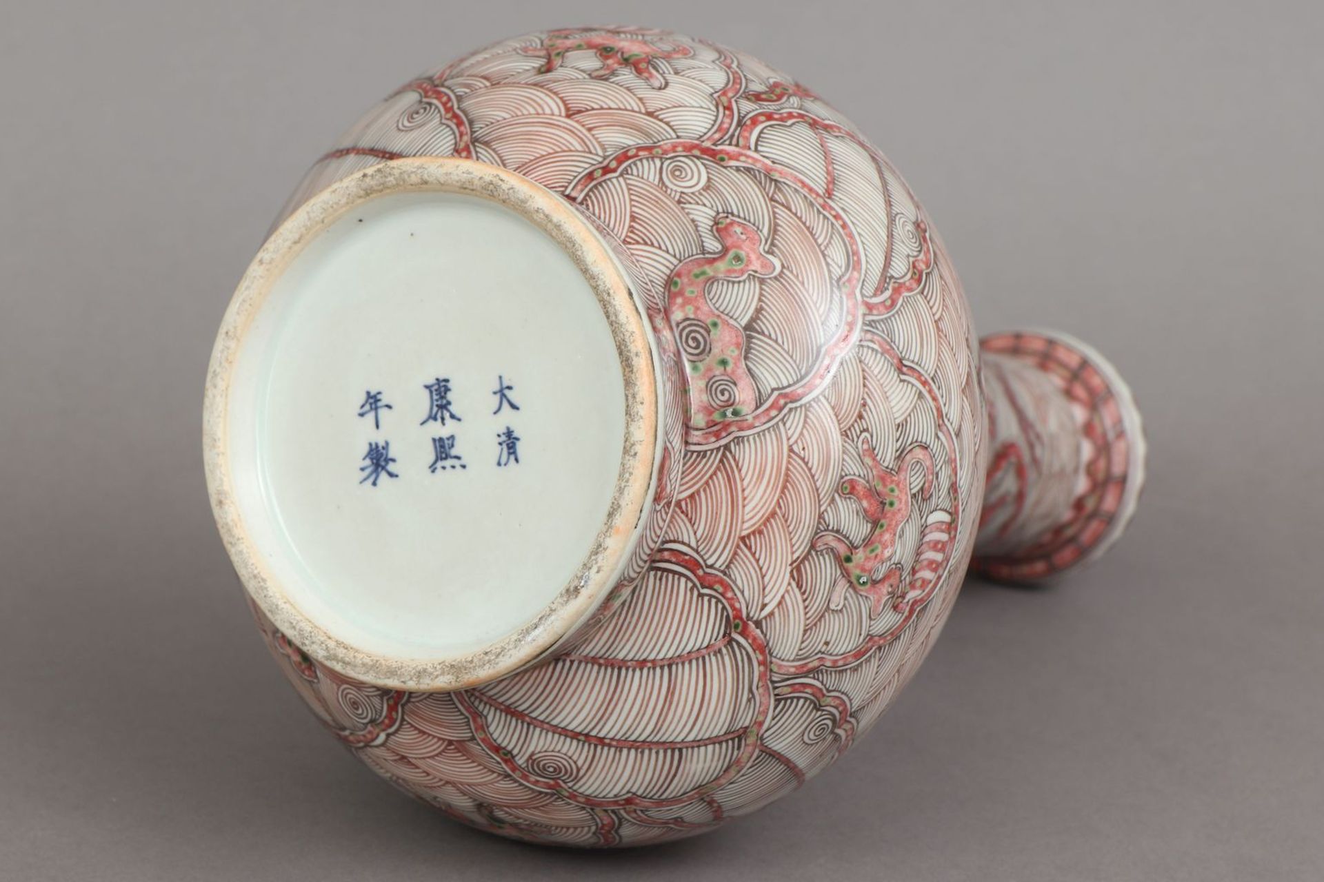 Chinesische Porzellanvase mit korallenrotem Drachendekor - Bild 5 aus 5